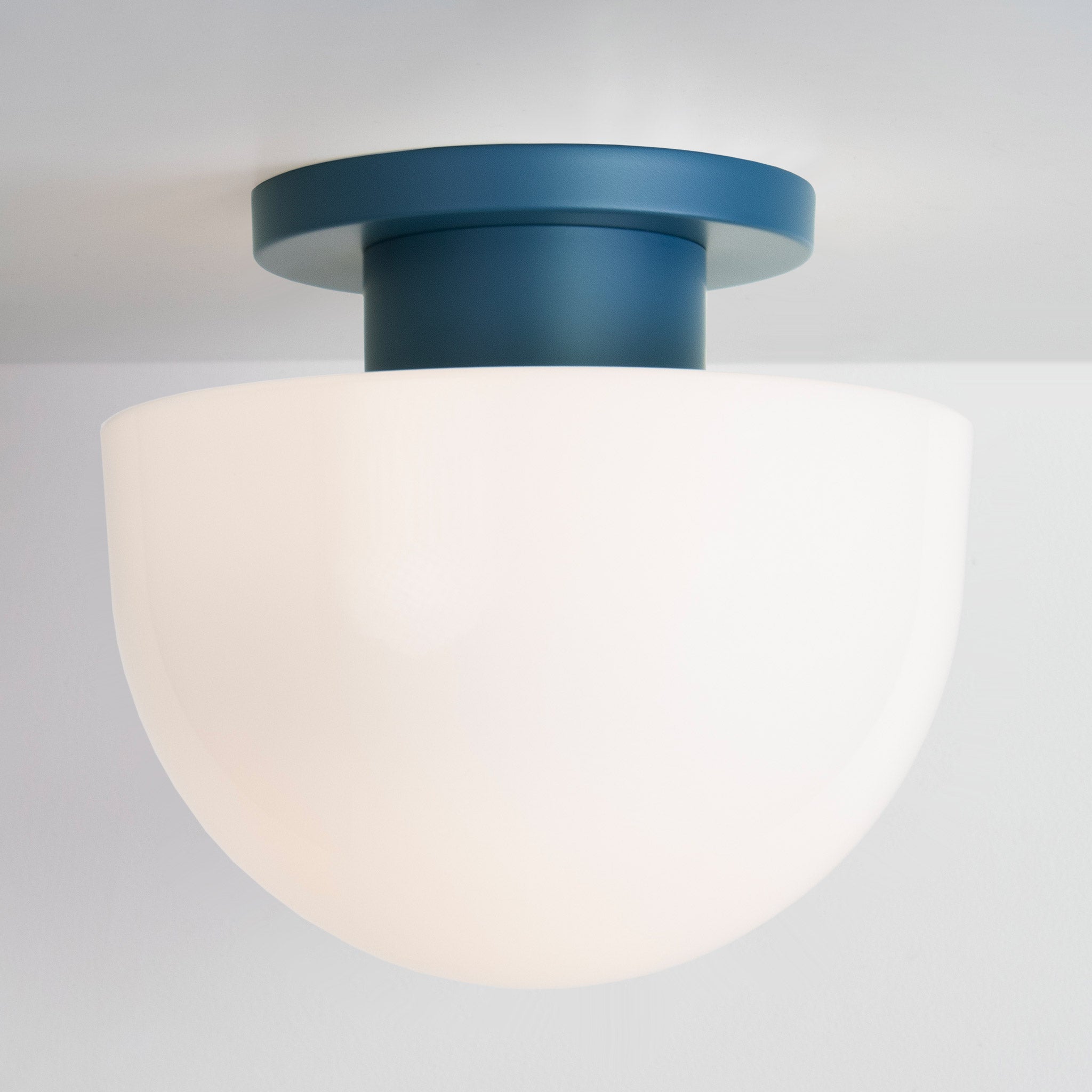 Anni Large shown with an Ocean Blue canopy and Ocean Blue accent finish